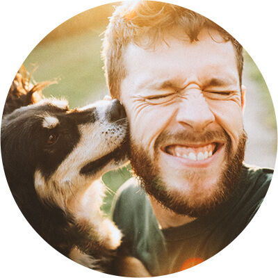 chien embrassant un homme sur le visage